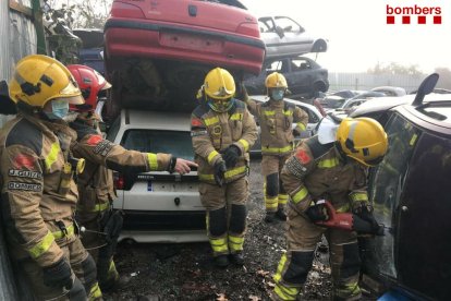 Bomberos de Mollerussa practican cómo excarcelar en caso de accidente