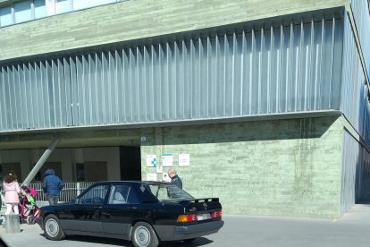 Un vehículo estacionado en la zona para ambulancias.