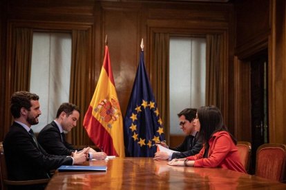 Un momento de la reunión entre Pablo Casado e Inés Arrimadas.