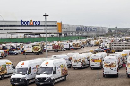 Imagen de parte de la flota de vehículos de transporte de BonÀrea.