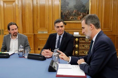 Consejo de Ministros con el rey  -  El rey Felipe VI presidió ayer el primer Consejo de Ministros, que tuvo carácter informativo y al que siguió otro ordinario, ya sin el monarca. El vicepresidente segundo y ministro de Derechos Sociales y Agend ...