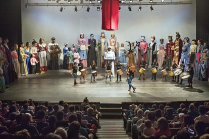 El gegant negre, al centre, va ser batejat ahir en un acte al Gran Teatre de la Passió de Cervera.