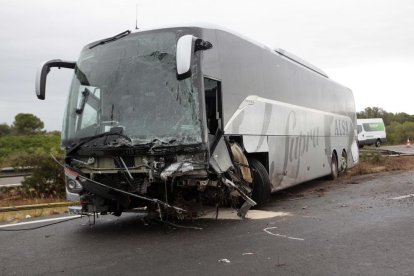 Un mort i nou ferits al xocar un cotxe i un autobús a Amposta