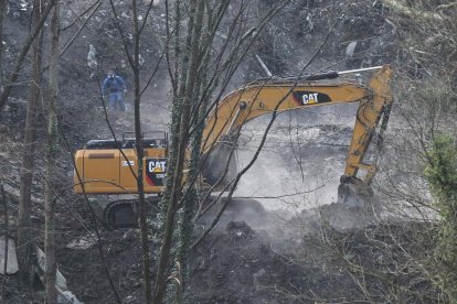 Los operarios consiguieron atajar ayer el incendio.