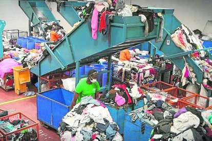 Un almacén de la ropa destinada al reciclaje.