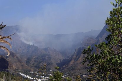 Vista parcial de la zona afectada por el incendio de la isla de Gran Canaria, ayer, aún humeante.