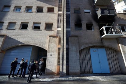 Las autoridades junto al piso donde se inició el fuego.