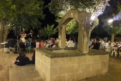 La vetllada nocturna s'acompanya d'un concert.