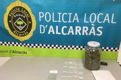 Imatge de la marihuana, la bàscula i els estris decomissats.