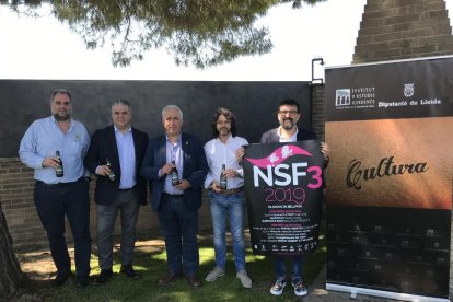 Foto de familia de los organizadores del festival con el cartel de la tercera edición.