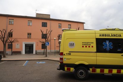 Una ambulancia la semana pasada ante la residencia de Tremp.