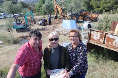 Eva Lootz, ahir amb Sara Balasch i Joan Jové, de Mas Blanch i Jové, a la Vinya dels Artistes.