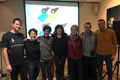 Foto de familia de Rosa Peñafiel, en el centro, con los que ocupan los primeros lugares de la lista.