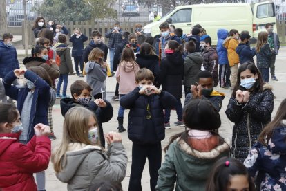 Alumnos del colegio Frederic Godàs cantaron villancicos en el patio.