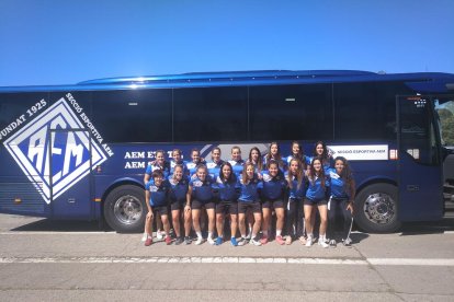 Las jugadoras del AEM poco antes de partir hacia Eibar.