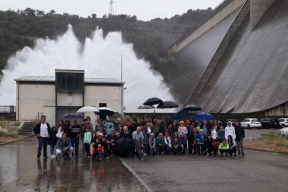 Los vecinos de Tiurana en la presa de Rialb que ayer abrió por la mañana uno de sus desagües. 