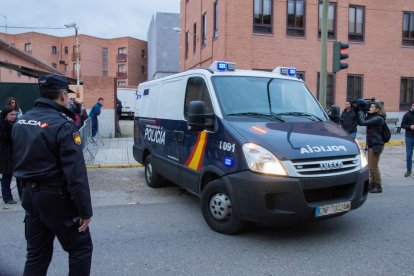 Un furgó policial trasllada els acusats, en imatge d’arxiu.