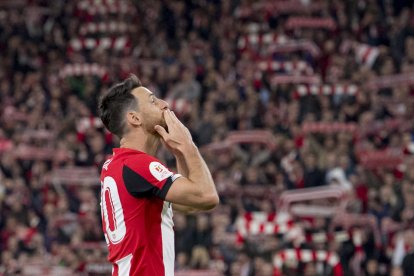 Aritz Aduriz saluda l’afició de l’Athletic.