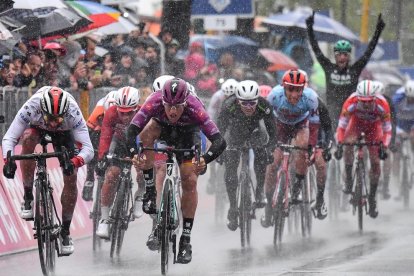 Pascal Ackermann se impone en el esprint bajo la lluvia.