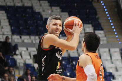 Sergi Quintela defiende a un jugador del Palma.