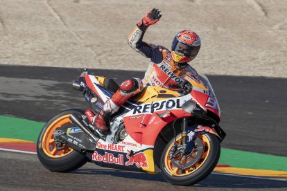 Marc Màrquez saluda l’afició de MotorLand després de firmar el millor crono en MotoGP.