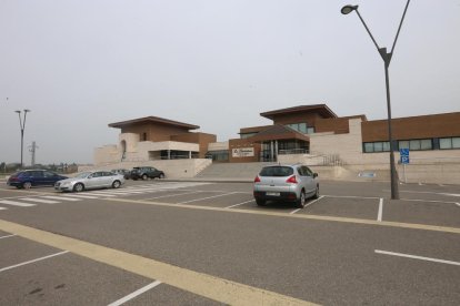 El parking de la funeraria de la capital, ayer prácticamente sin coches en el aparcamiento.