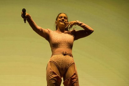 La cantant Rosalía, durant el concert al Primavera Sound.