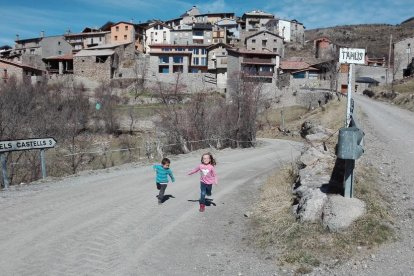 El acceso al núcleo de Taús, que será pavimentado en breve. 