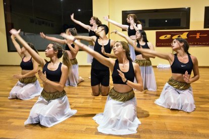 Les ballarines de l’Escola de Dansa Montse Esteve, durant l’assaig obert de dimarts de l’espectacle ‘Bachendansa’.