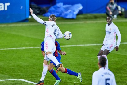 Sergio Ramos toca el balón con el brazo durante el partido del domingo frente al Eibar.