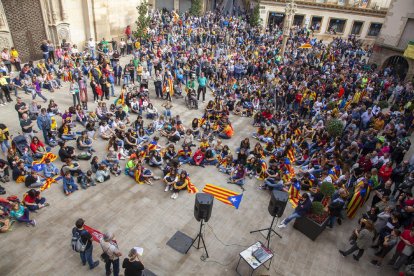 Més de 2.000 veïns de Tàrrega van participar en la manifestació d’ahir.