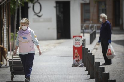 Una mujer con careta y guantes, ayer, en una calle de Sevilla.