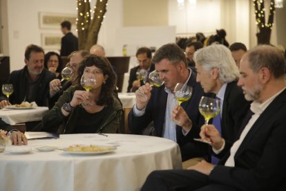 La consellera de Agricultura, Teresa Jordà, cata el aceite de la nueva marca “Suo Tempore”.