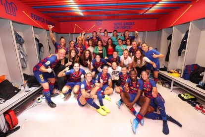 Les jugadores blaugrana celebren la victòria al vestidor.