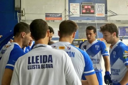 Els jugadors del Lleida Llista, durant un temps mort.