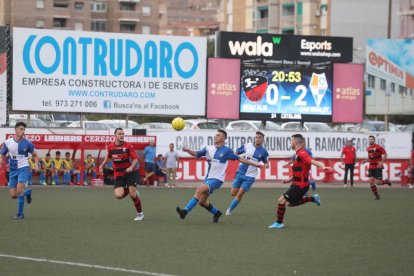 Un jugador del Can Vidalet es disposa a rematar envoltat de dos de l’EFAC, ahir durant el partit.