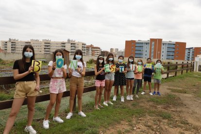 Alumnes del col·legi Països Catalans del barri de Balàfia, a Lleida capital, a l’acomiadar-se ahir de l’escola.