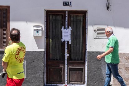 La puerta del domicilio donde fue hallado el cadáver fue precintada.