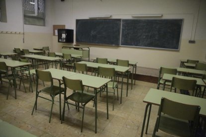 Una de las múltiples aulas que ayer quedaron totalmente vacías en los institutos del Camp Escolar en Lleida ciudad.