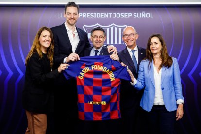 Pau Gasol y Josep Maria Bartomeu presentaron el acuerdo.