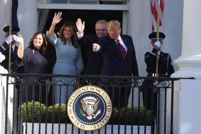 Donald Trump y su esposa ayer en Australia. 