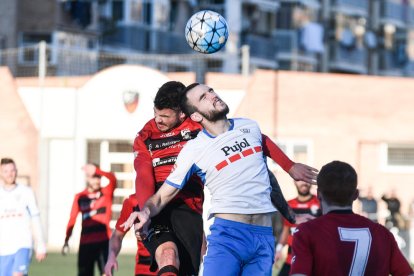 Dos jugadores pugnan por un balón aéreo en una de las jugadas del derbi de ayer.