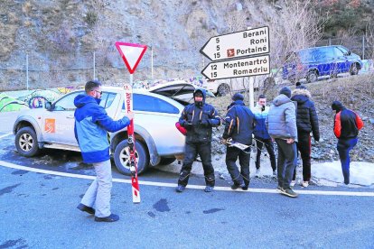 La zona de estacionamiento actual, colapsada  -  En días de alta afluencia de esquiadores a lo largo de la campaña de esquí, Port Ainé ha llegado a cerrar el acceso al no tener plazas de aparcamiento. En la imagen, el acceso a la estación cerr ...