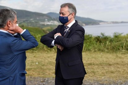 Miguel Ángel Revilla i Iñigo Urkullu es van saludar amb els colzes a la frontera de Cantàbria i Euskadi.