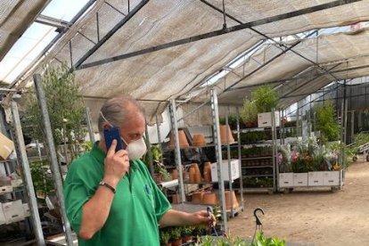 Un treballador d’Horticultura Bellmunt preparant una comanda.