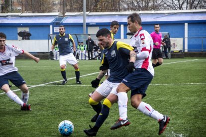 Un jugador del Borges Blanques protegeix la pilota davant la pressió d’un del Sant Ildefons.