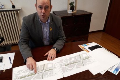 El alcalde de Balaguer, con los nuevos planos de Territorio. 