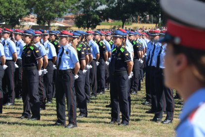 Los nuevos agentes en formación durante el acto de graduación, ayer, en Mollet del Vallès.