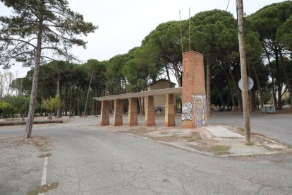 Un dels accessos al parc de les Basses d’Alpicat, que només manté operativa la zona de pícnic.