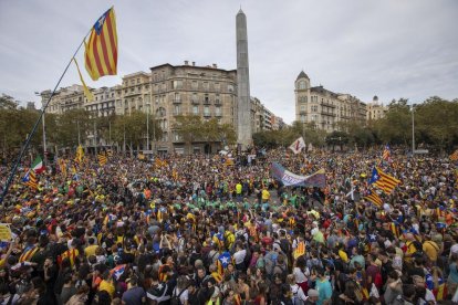 L’encreuament de Diagonal i el passeig de Gràcia, a vessar.